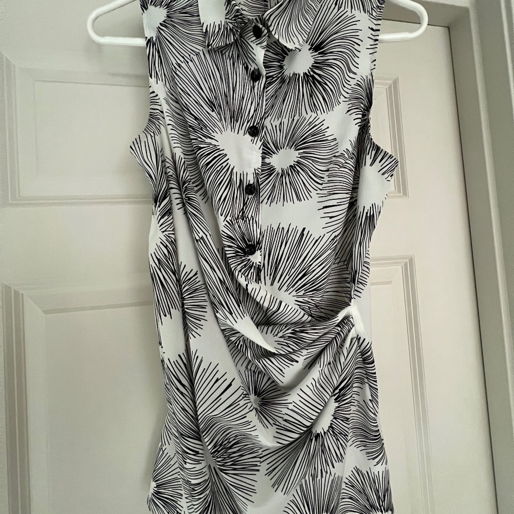 Cabi #5228 Women’s Sleeveless Priority Blouse, size small